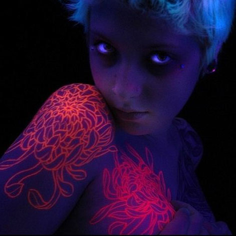 Blacklight_tattoo_invisible_unless_under_a_blacklight